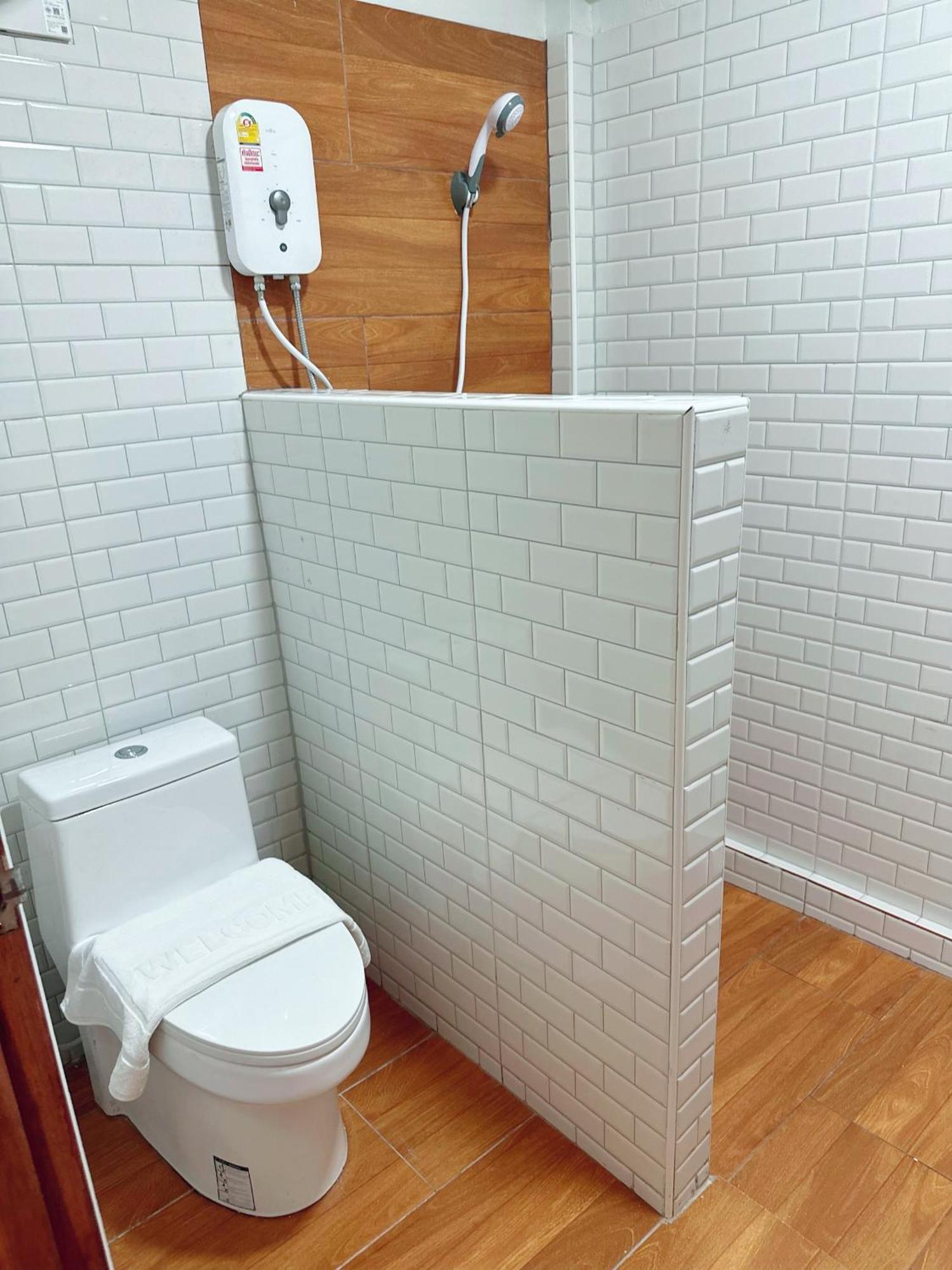 Service Apartment ห้อง102 ใจกลางเมืองใกล้แหล่งท่องเที่ยว Лампанг Екстериор снимка
