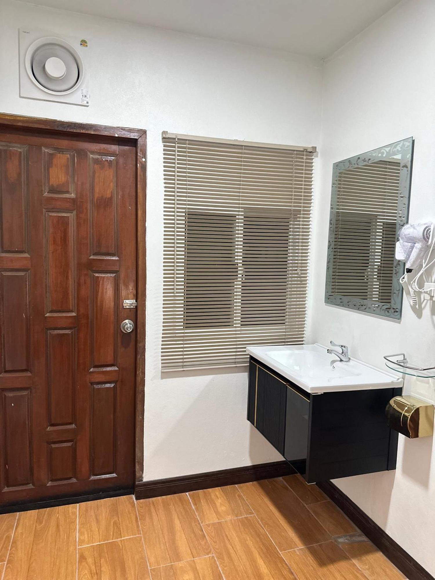 Service Apartment ห้อง102 ใจกลางเมืองใกล้แหล่งท่องเที่ยว Лампанг Екстериор снимка